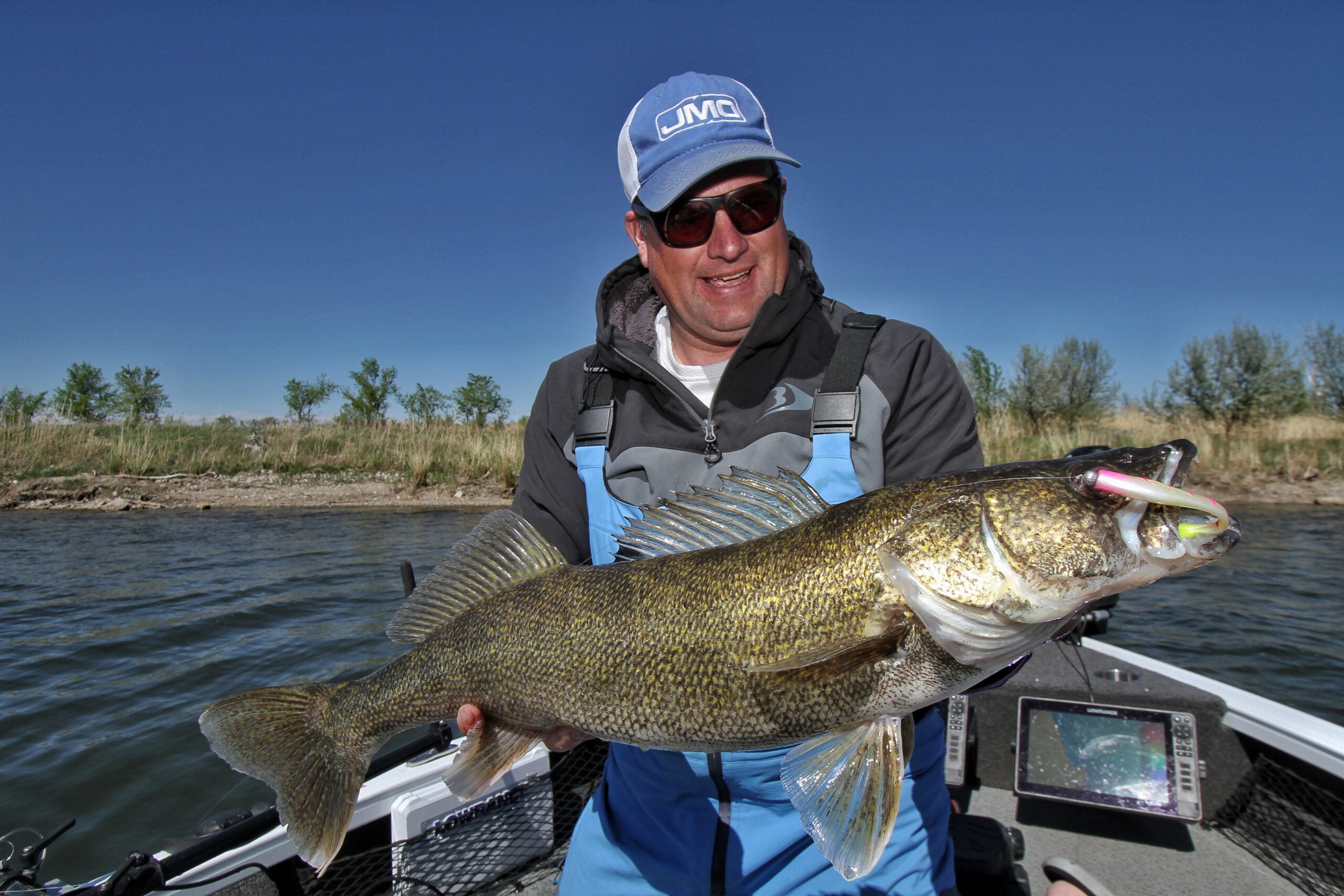 how to catch trophy walleye fishing planet
