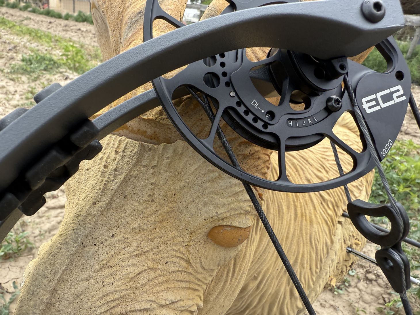 Closeup photo of the PSE Mach 33 DS AC2 Cam system. 