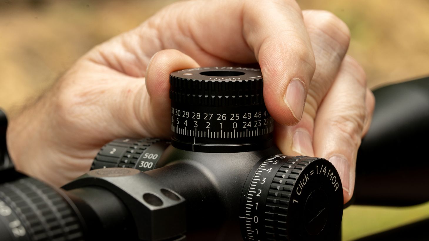 Hand adjusting riflescope