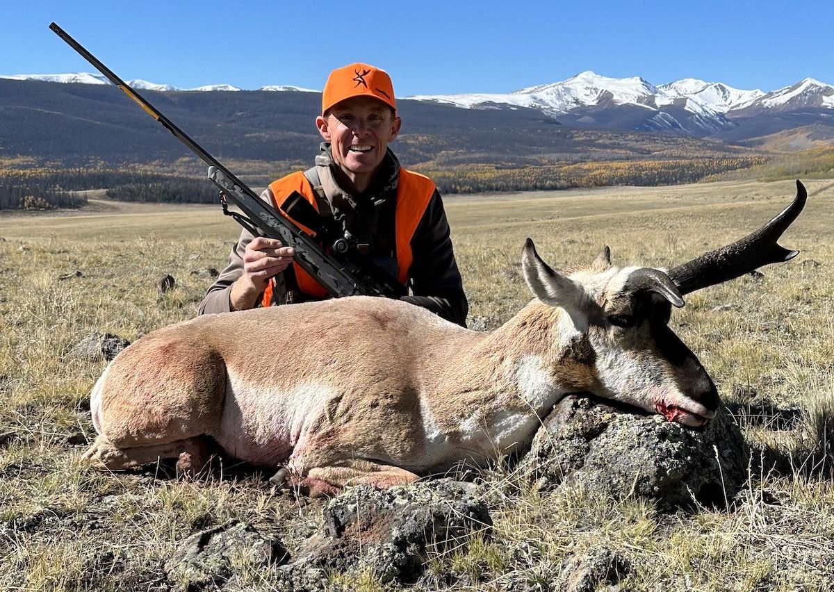 Hunter poses with pronghorn antelope