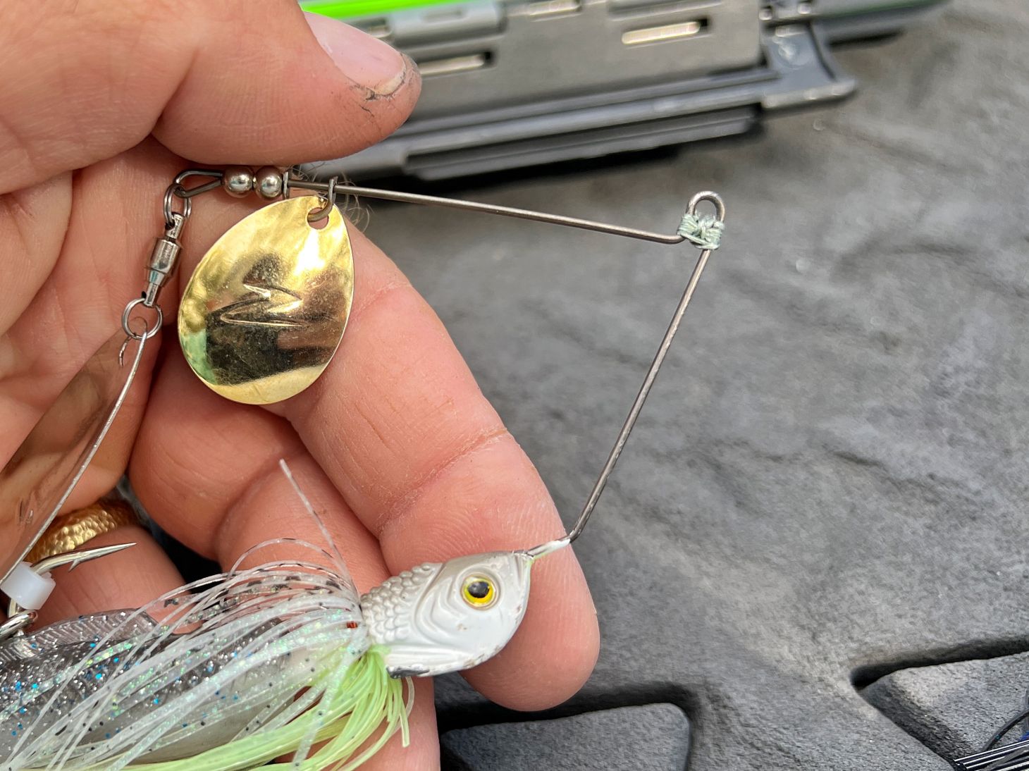 Spinnerbait eye